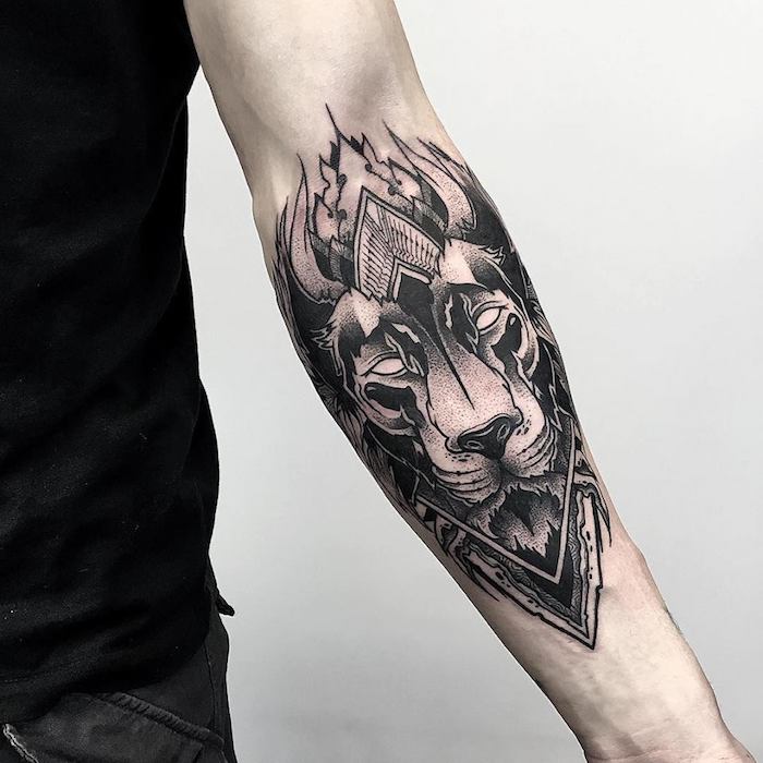 ein großer schwarzer löwe mit zwei kleinen weißen augen, ein junger mann mit einer hand mit einem schwarzen tattoo arm, tattoos für männer