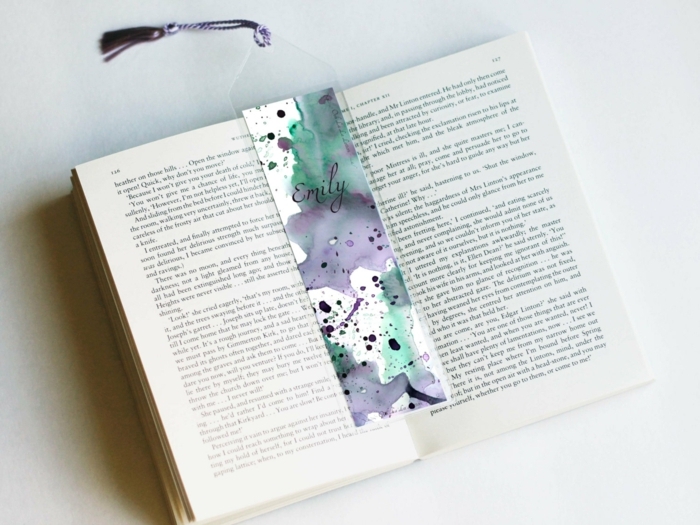 ein Buch, persönalisiertes Lesezeichen von Emily mit bunten Flecken dekoriert