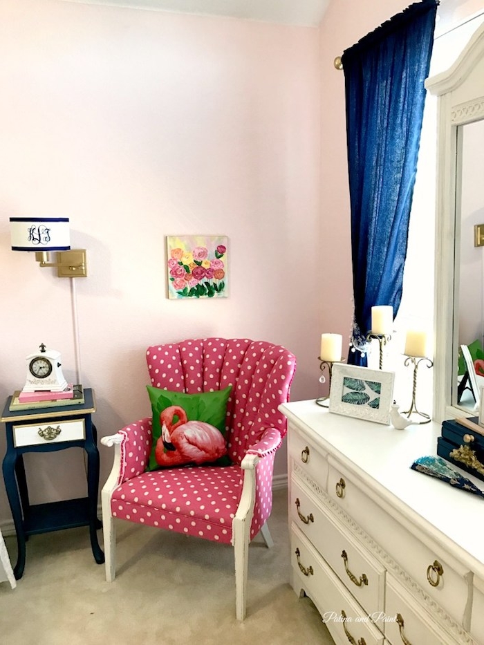 ein schlafzimmer mit einem violetten sofa mit einem grünen kissen mit einer pinken flamingo und ein weißer spiegel und ein blauer vorhang und ein bild mit rosen