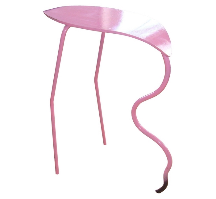 ein pinker kleiner tisch flamingo mit einem schwarzen kopf, wohnzimmer einrichten ideen, flamingo deko