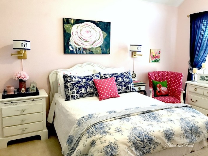 ein weißes bett mit viooletten und blauen kissen, schlaftzimmer einrichten, ein blauer vorhang und ein violettes sofa mit einem kissen mit einer pinken flamingo, ein bild mit einer rose