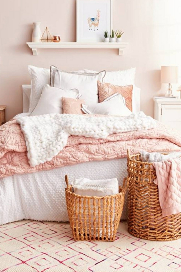 welche Farbe passt zu Rosa, ein elegantes Schlafzimmer, zwei Körbe, ein rosa Teppich
