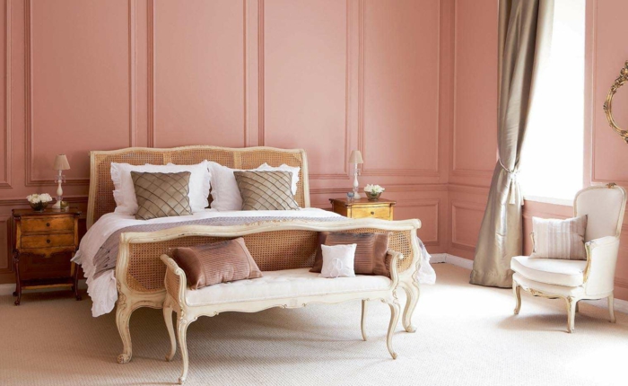 ein Barock Schlafzimmer mit eleganten Möbel, welche Farbe passt zu Rosa, weißer Teppich