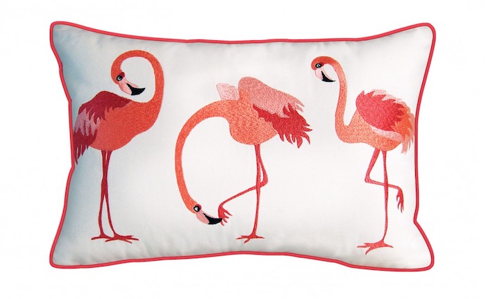 schlafzimmer einrichten, ein kleines weißes kissen mit drei kleinen pinken flamingos mit pinken federn und mit schwarzen augen