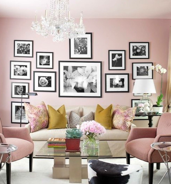 welche Farbe passt zu Rosa, eine Menge schwarz weiße Bilder von Blumen, rosa Sessel und graue Couch