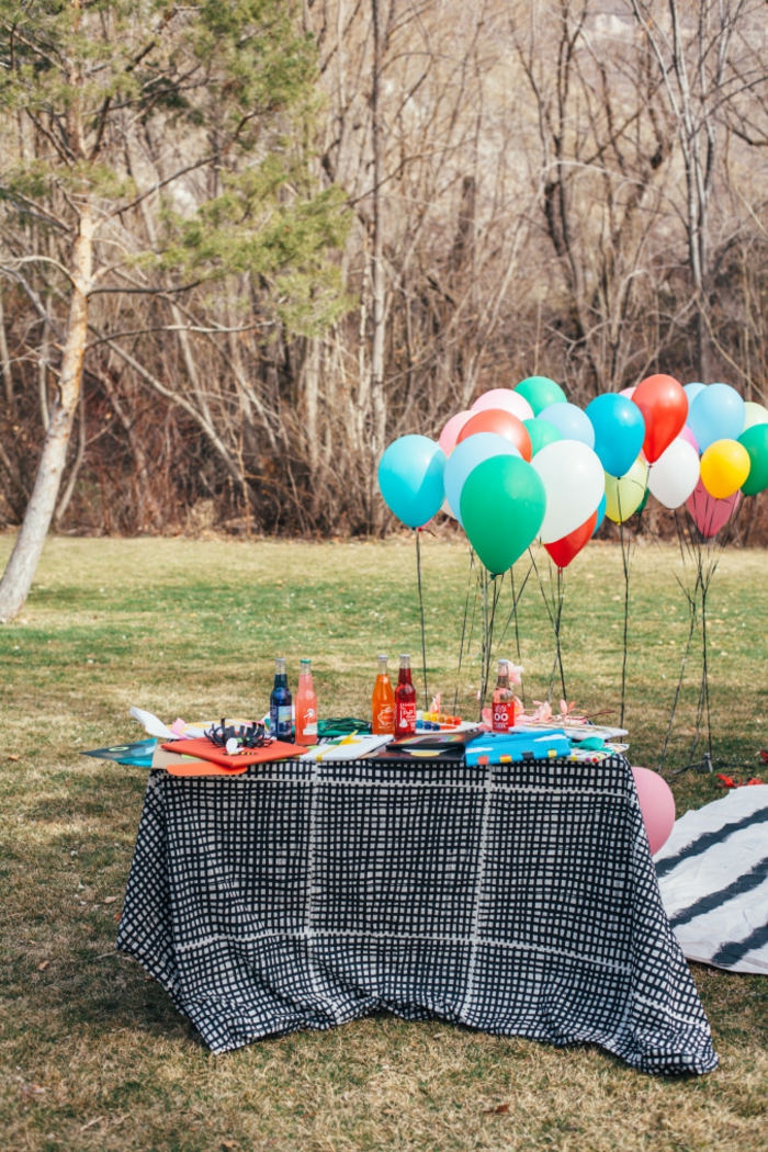 Babyparty Deko Set, viele Ballons in verschiedenen Farben, Limo, ein Picknick Party