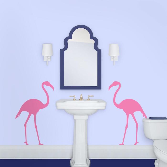 zwei weiße blumen und ein blauer spiegen und ein weißes waschbecken, eine tapete mit zwei großen pinken flamingos mit pinken federn