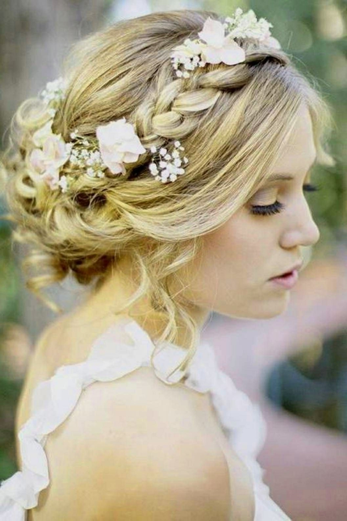 Hochsteckfrisuren für lange Haare, eine blonde Braut, Blumen in den Haare, Zopf wie Krone