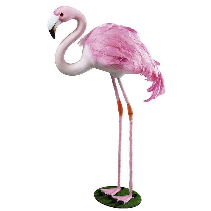 eine große dekorative pinke flamingo mit pinken flügeln mit pinken federn, garten deko ideen
