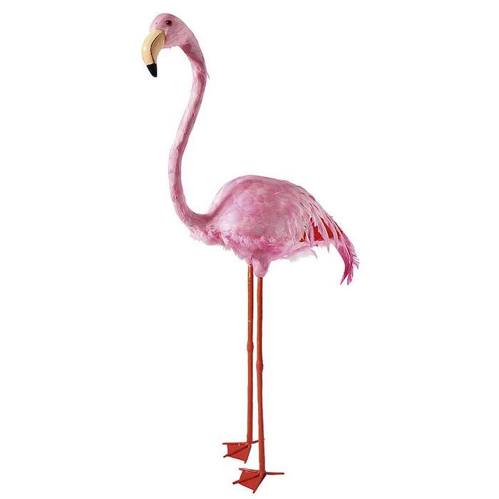 garten deko ideen, eine große dekorative pinke flamingo mit schwarzen augen und mit pinken flügeln und federn