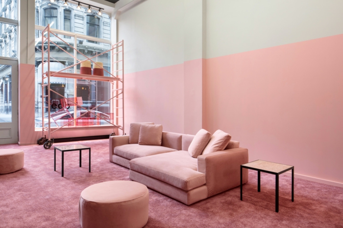 Altrosa Wandfarbe, ein Wohnzimmer in Altbau, rosa Sofa und ein runder Couchtisch