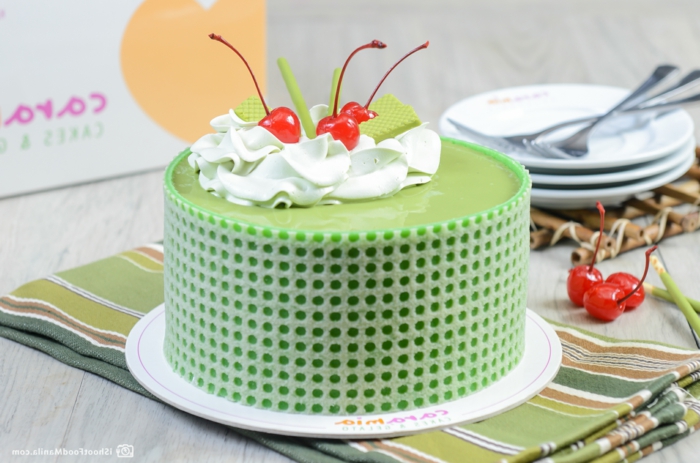 Kirsche, grüne Waffeln und weiße Creme als Deko von einer grünen Torte, Geburtstagstorte selber machen