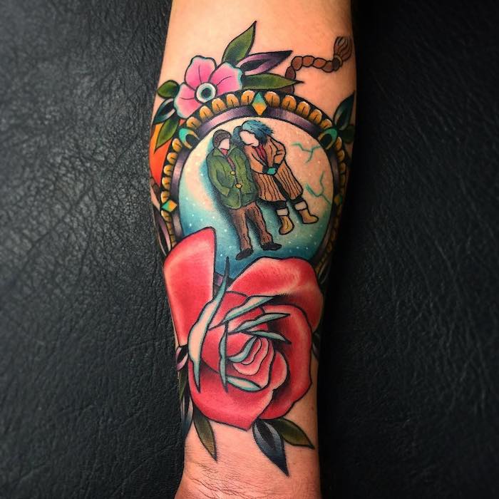 eine hand mit einme tattoo mit einem spiegel und einer kleinen pinken blume mit kleinen grünen blättern, ein rosen tattoo arm mit einer roten rose