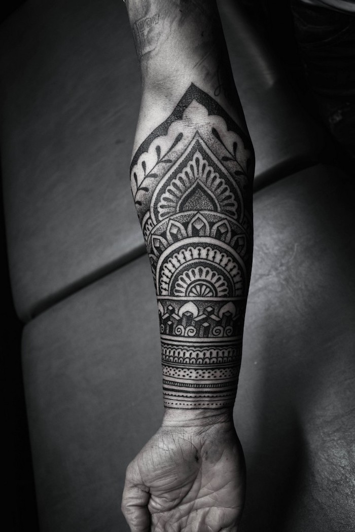 tattoo ideen männer arm, eine hand mit einem schwarzen kleinen maori tattoo mit vielen schwarzen und weißen zähnen