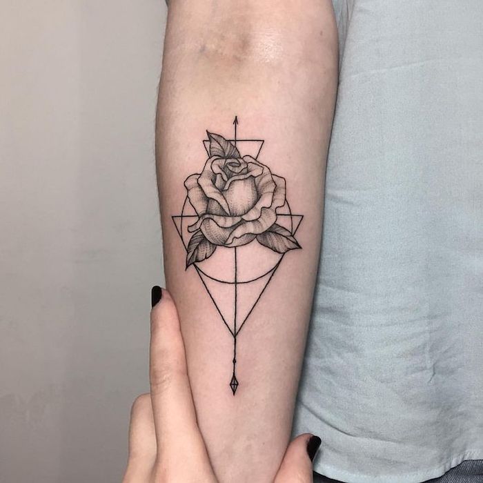 eine hand mit einem schwarzen nagellack, eine junge frau mit einer hand mit einem schwarzen tattoo mit einer schwarzen rose, rosen tattoos frauen