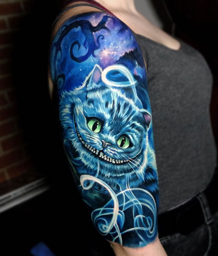 eine junge frau mit einer hand mit einem tattoo mit einer blauen katze mit zwei grünen augen, arm tattoo frau