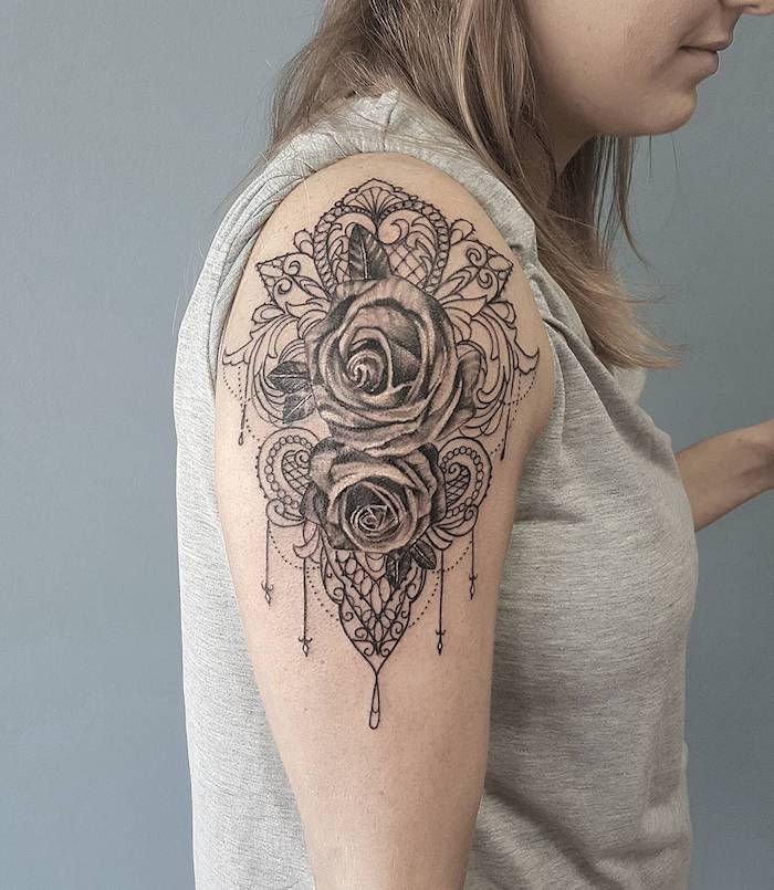 arm tattoo frau, eine junge frau mit einem mandala tattoo mit vielen kleinen und großen rosen und schwarzen blättern