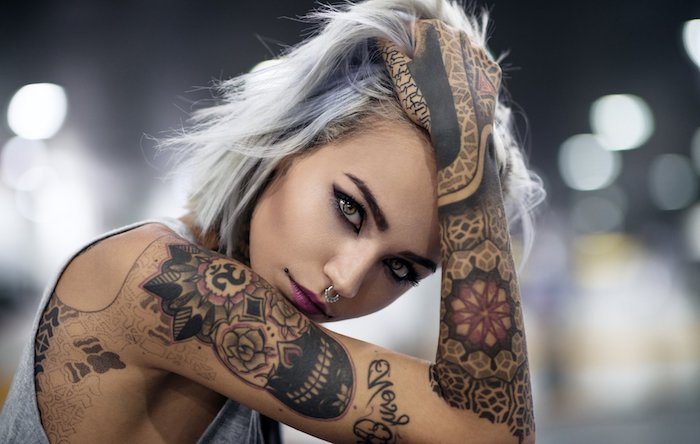 eine hand mitn einem großen mandala tattoo mit vielen schwarzen und roten blumen, ein schriftarten tattoo arm, ein arm tattoo mit blumen