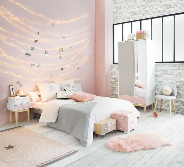 altrosa Wandfarbe, Schlafzimmer mit Lichterkette als Dekoration, rosa Teppich, ein Schrank