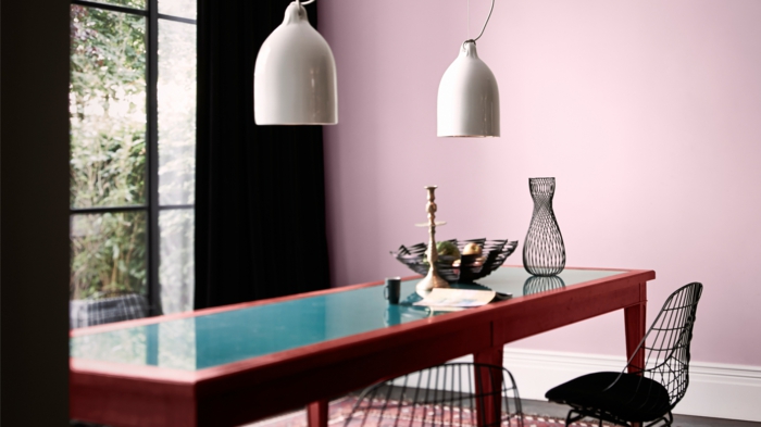 altrosa Wandfarbe, eine moderne Küche mit Theke und zwei Hocker, weiße Lampen