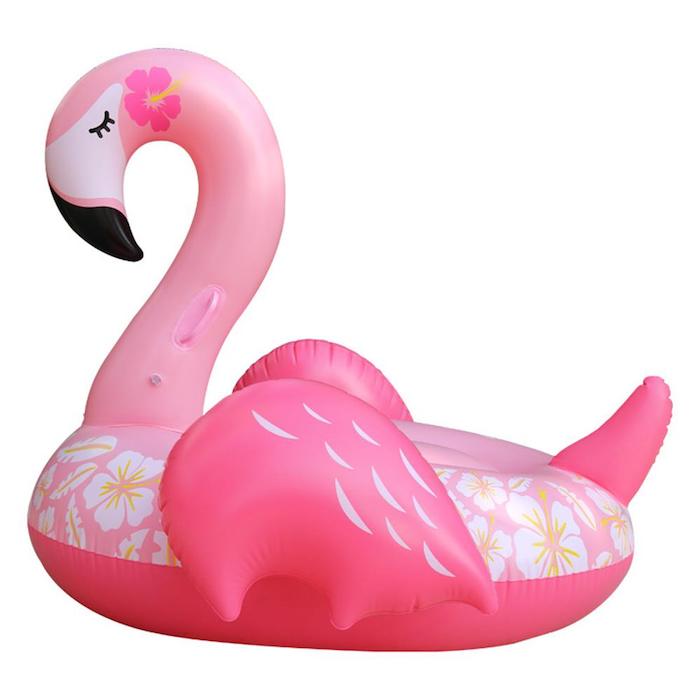 eine große pinke flamingo mit vielen großen weißen blumen und mit einer kleinen pinken blume, eine flamingo mit schwarzen augen