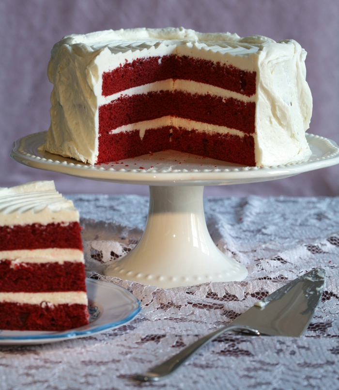 rote Böden von einer Torte, weiße Creme, Geburtstagskuchen selber machen