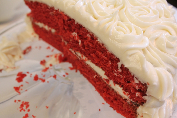 der rote Kuchen mit der weißen Creme, ein Stück, Geburtstagstorte selber machen