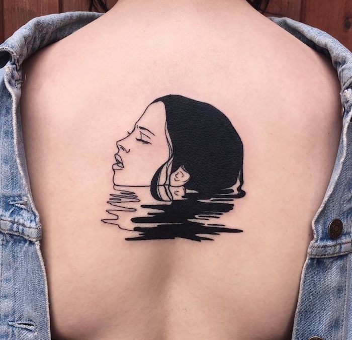 tattoo mit einem meer mit einem schwarzen wasser und einer jungen frau mit einer schwarzen haare, eine junge frau mit einem rücken tattoo, frauen tattoos ideen
