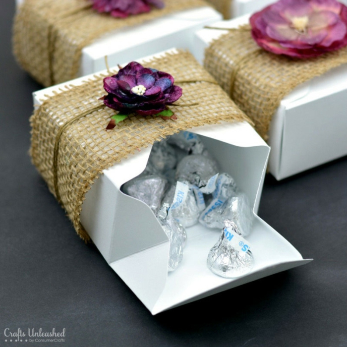 Gastgeschenke Babyparty, eine schöne Schachtel mit einem lila Blume mit Sackleinen verpackt