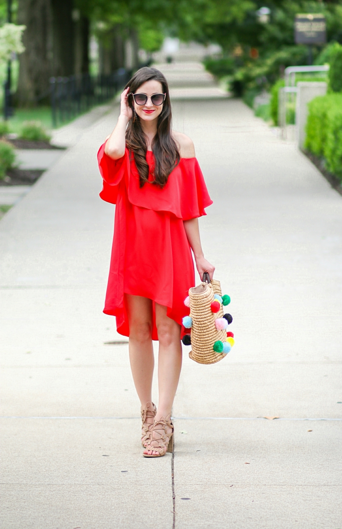 ein rotes Kleid, eine Tasche mit vielen Pompons, eine geflochtene Tasche, Pompon Schablone