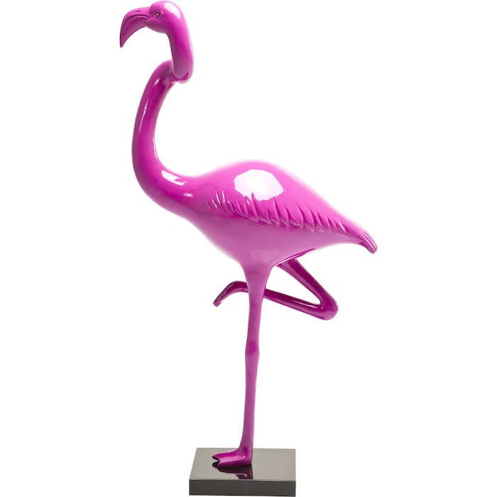eine statue einer violetten flamingo mit violetten federn und augen, flamingo deko ideen