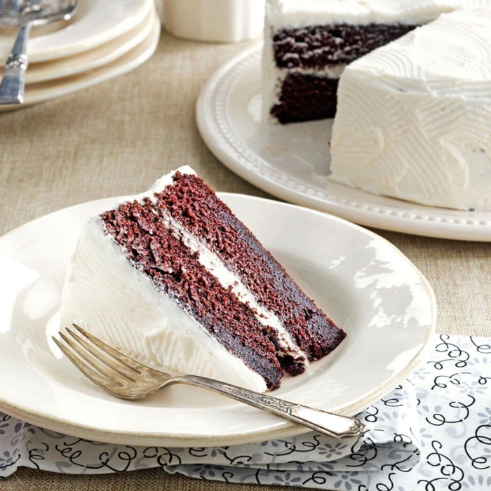 eine Schokolade Torte mit weißer Creme in der Mitte und bedeckt, einfache Torte