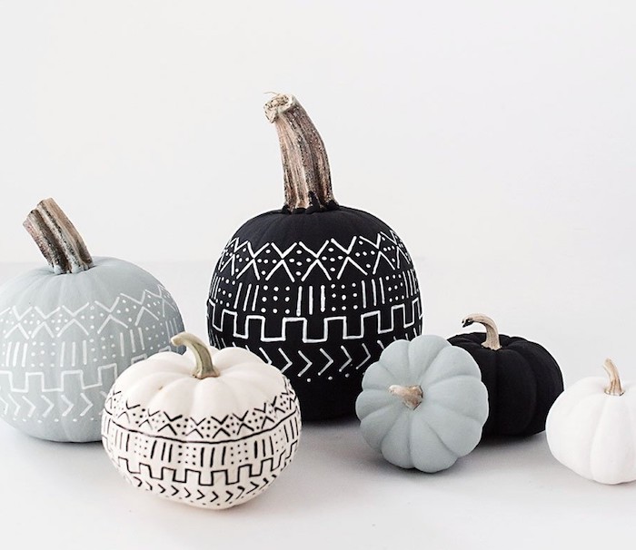 große und kleine bemalte halloween deko kürbisse, graue, weiße und schwarze kürbisse malen