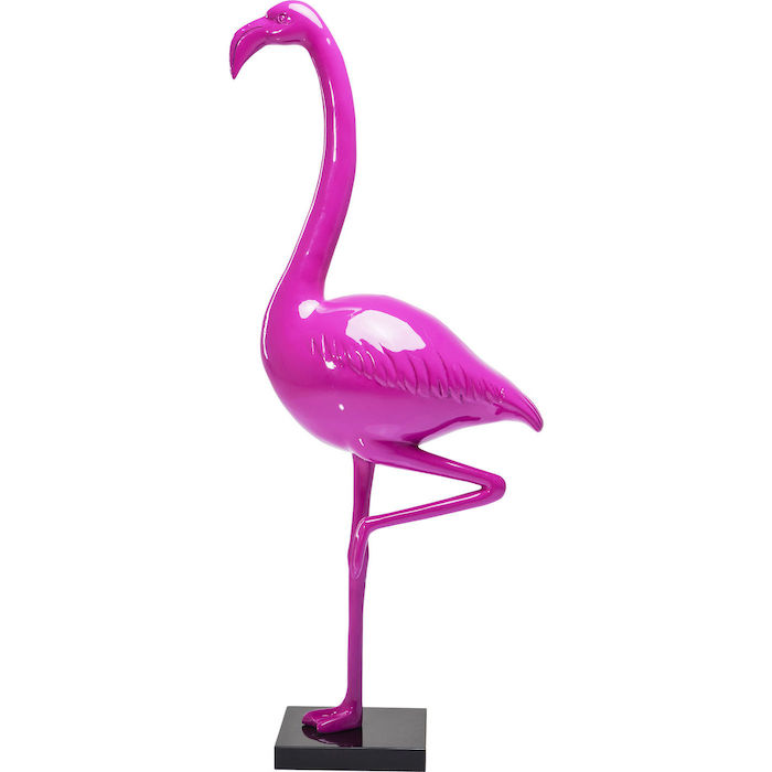eine große statue mit einer violetten großen flamingo mit violetten federn und augen
