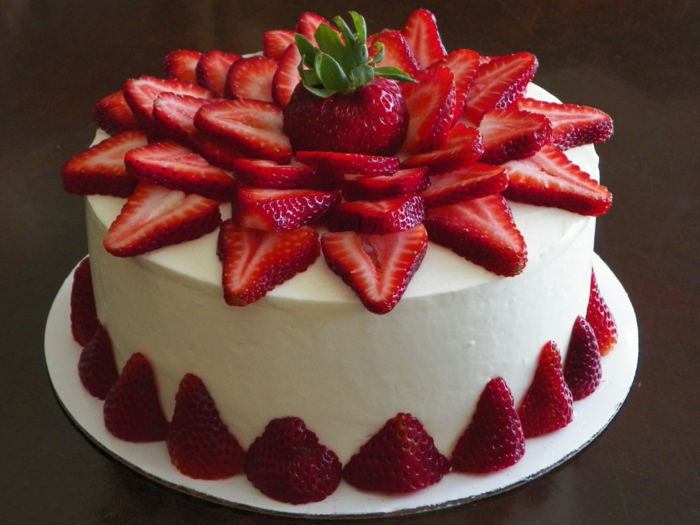 Erdbeere Torte, einfache Tortenrezepte, Torte mit weißer Creme mit vielen Erdbeeren