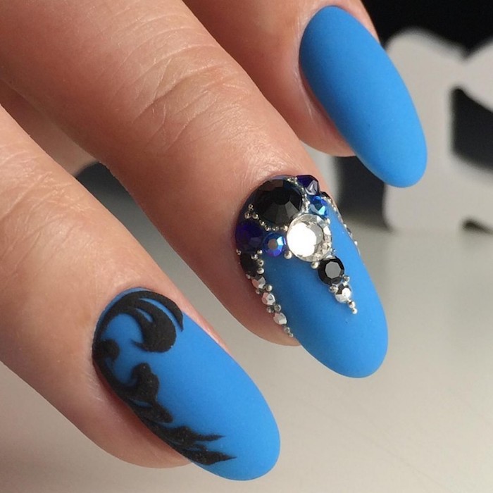 fingernägel selber machen, blauer nagellack in kombination mit steinen, kreative nagelmotive