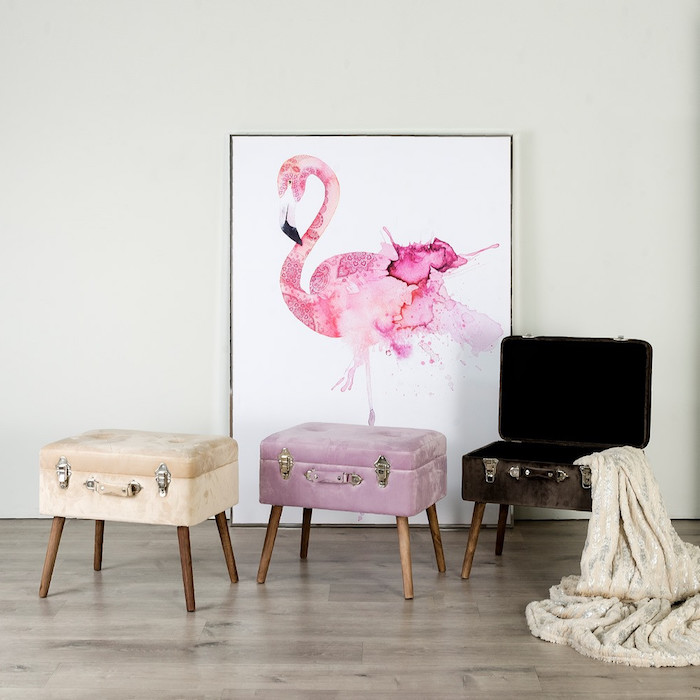 drei violette, schlarze und gelbe koffer und ein boden aus holz, ein bild mit einer großen pinken flamingo, flamingo bilder