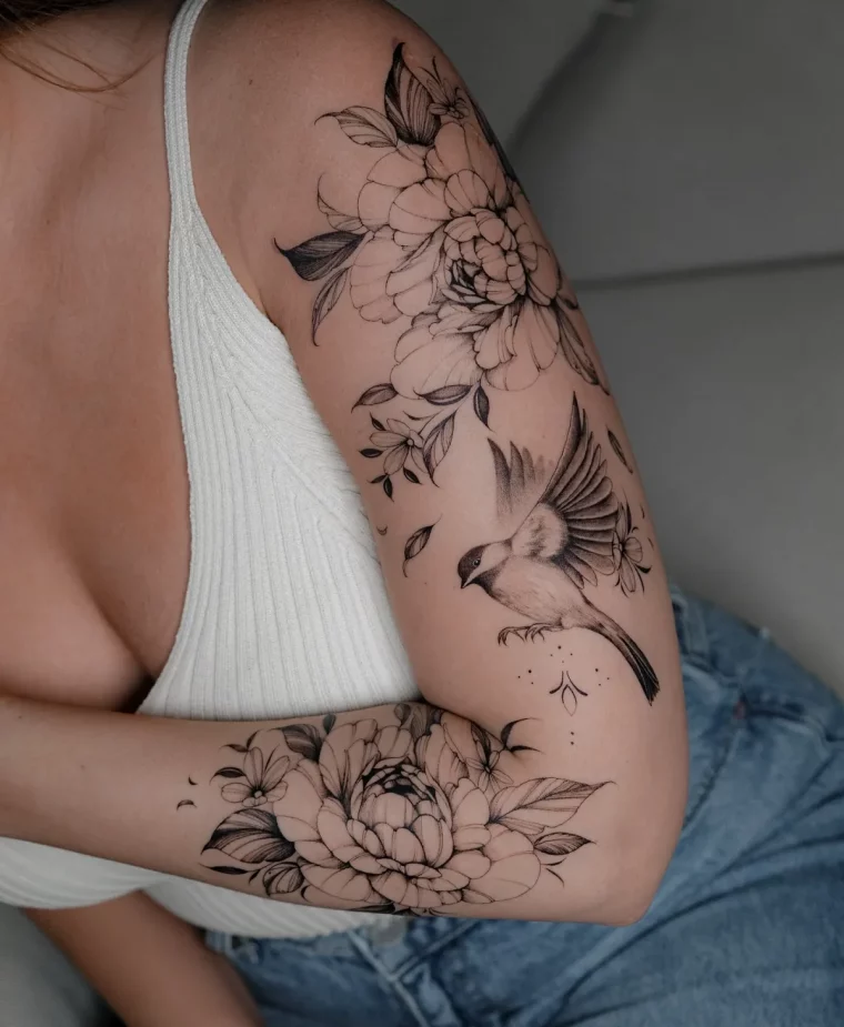 full sleeve tattoo frau blumen und vogel