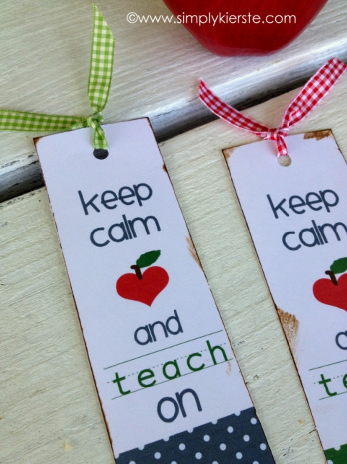 zwei Lesezeichen in weißer Farbe, ein Apfel in der Form von Herz, Lesezeichen für Lehrer, Lesezeichen selber basteln
