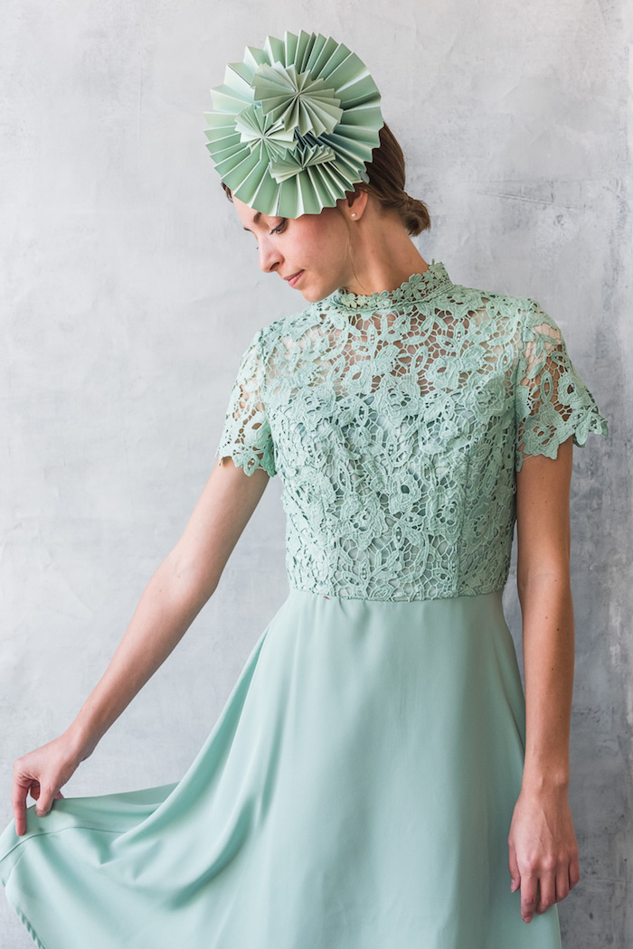 Eleganter Haarschmuck aus Papier, Kleid mit Spitzenoberteil und kurzen Ärmeln