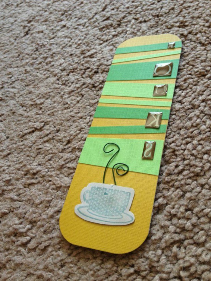 ein Lesezeichen in grüner und gelber Farbe mit Tasse Kaffee als Dekoration, Lesezeichen selber basteln