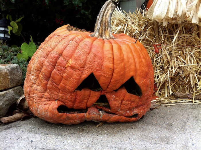 halloween deko selber basteln, ein großer oranger kürbis halloween mit großen schwarzen augen, gruselige kürbisgesichter vorlagen