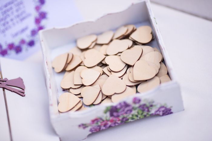 Kleine Holzherzen zum Beschriften, weiße Schachtel mit violetten Blumen