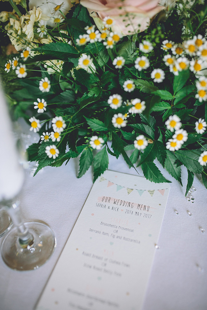 Tischdeko für Hochzeit mit Kamillen, weiße Tischdeke, handgemachtes Menü