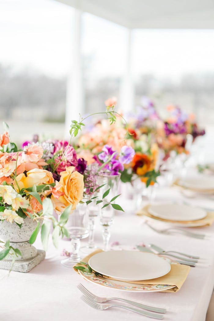 Tischdeko für Hochzeit in warmen Pastellfarben, Servietten in Apricot, große Blumensträuße