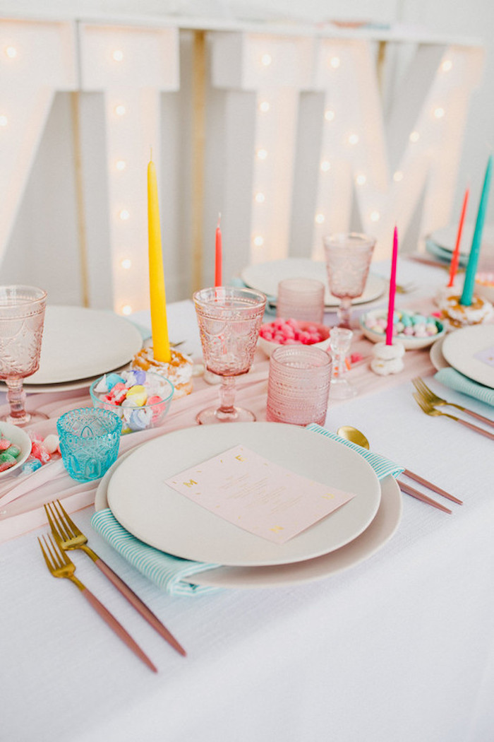 Tischdeko zur Hochzeit in fröhlichen Farben, bunte Kerzen Servietten und Kristallgläser