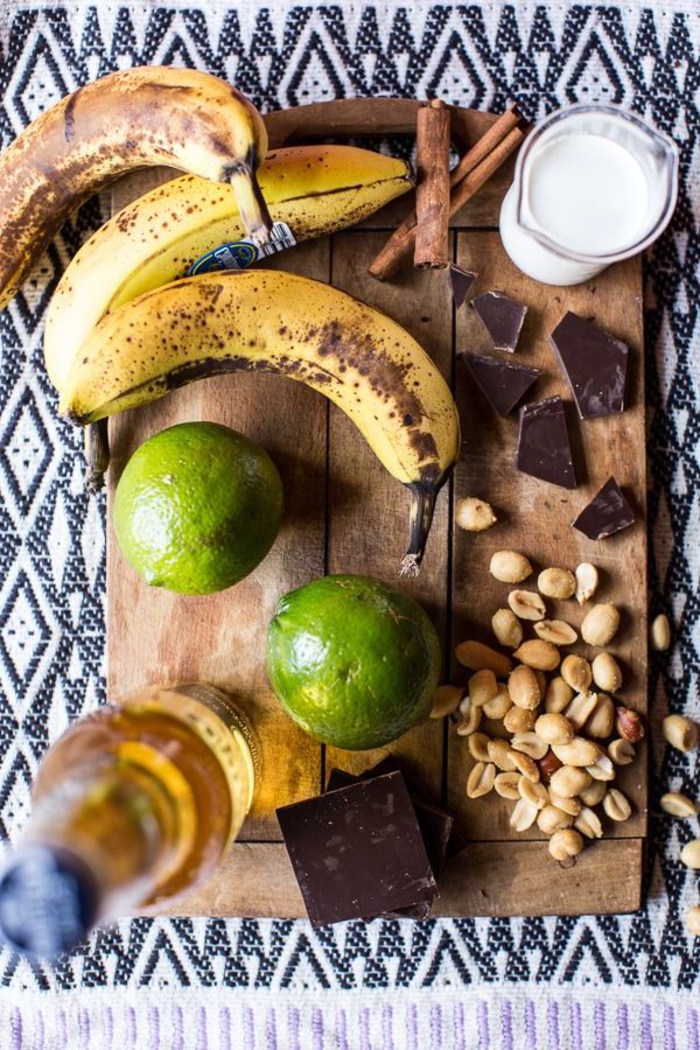 vegetarisches weihnachtsmenü die produkten, die sie brauchen um pannierte bananen zuzubereiten