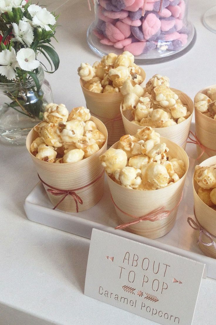 Becher mit Karamel Popcorn, Gastgeschenke Babyparty, weiße Blumen in Vase