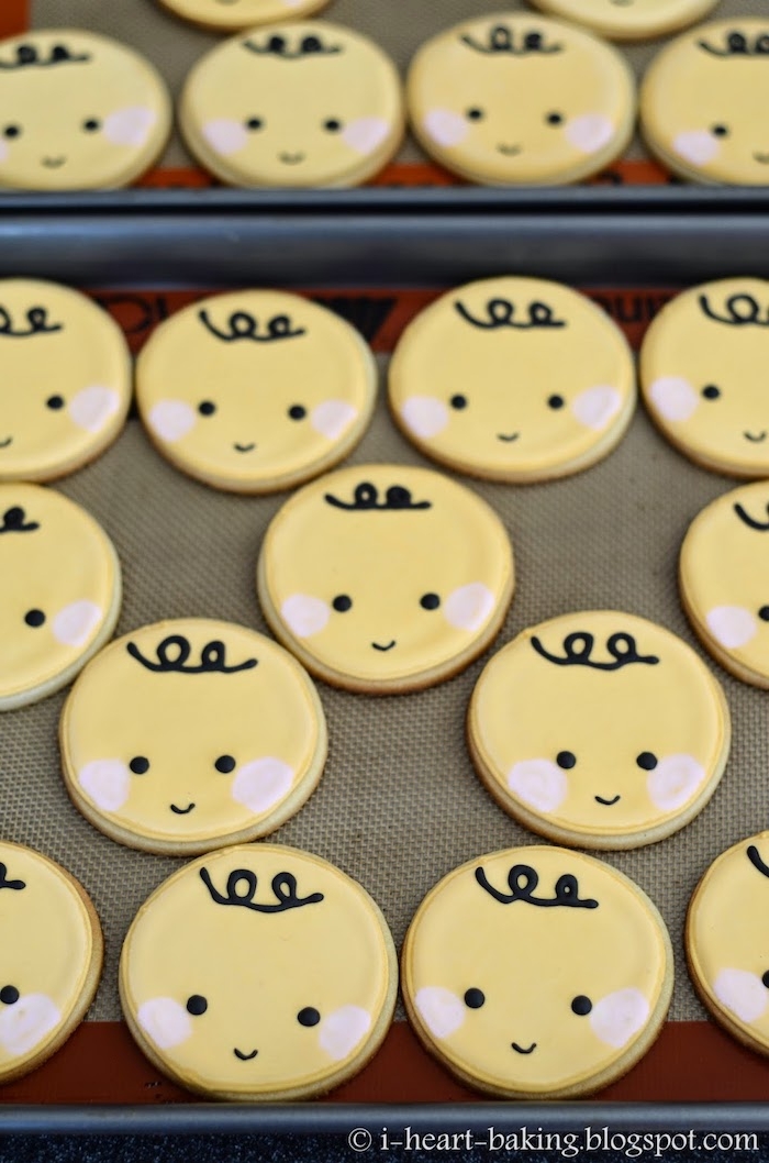 Kleine runde Kekse in Form von Baby Gesichtern selber backen und dekorieren