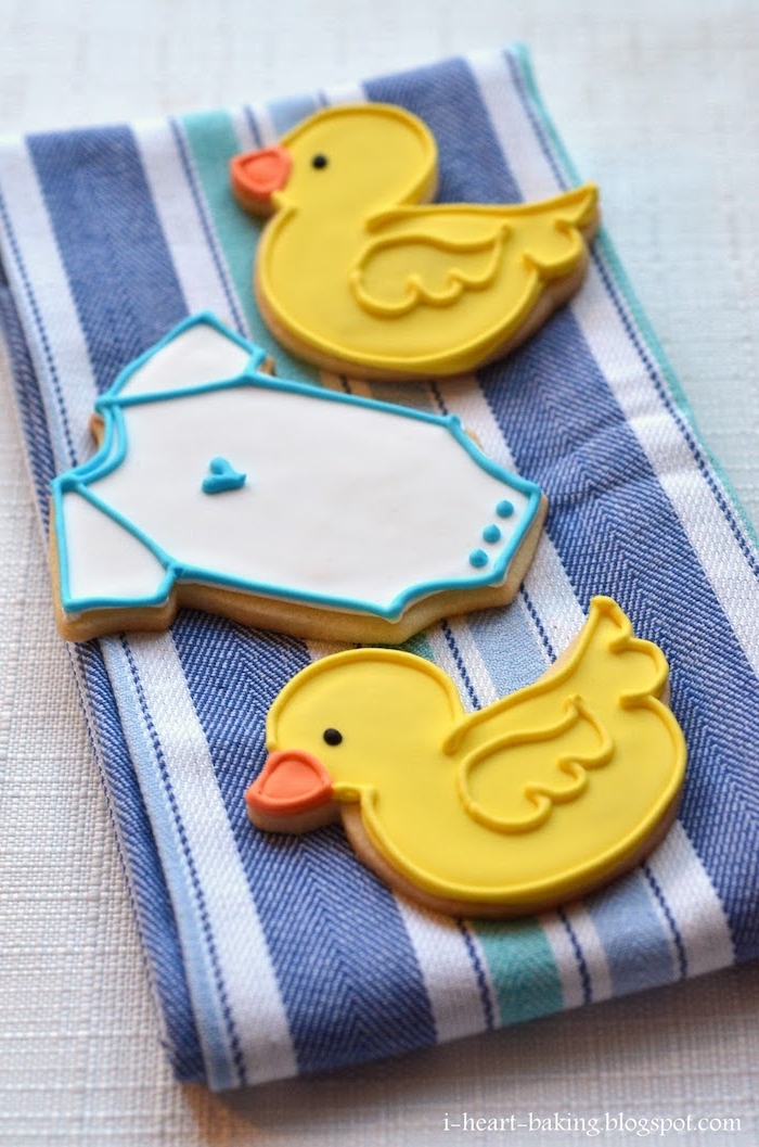 Kekse in Form von Enten und Babybodys selber backen und mit Glasur dekorieren